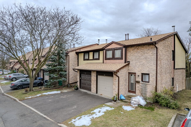 3345 Silverado Dr in Mississauga, ON - Building Photo - Building Photo