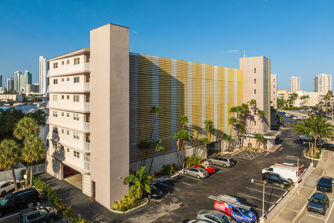 Park Layne Tower in Hallandale Beach, FL - Foto de edificio