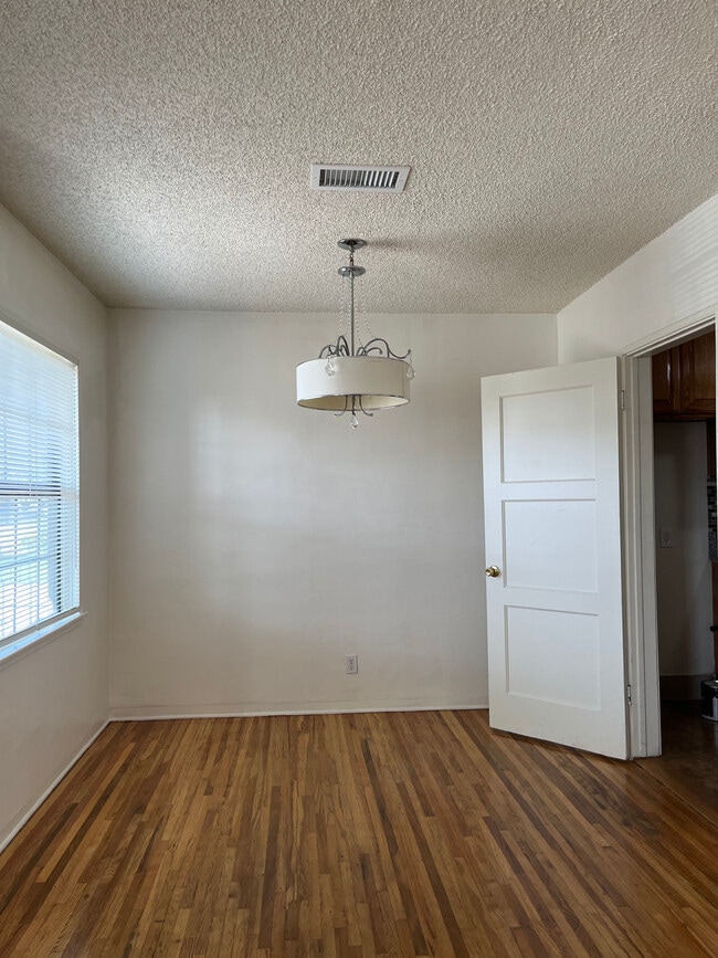 330 S Virginia Ave in Azusa, CA - Foto de edificio - Building Photo