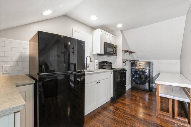 39 Bay Shore Ave in Bay Shore, NY - Building Photo - Building Photo