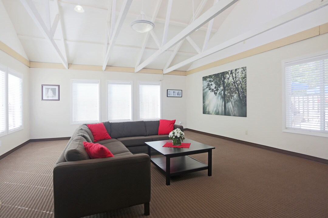 Holly Acres in Milwaukie, OR - Foto de edificio