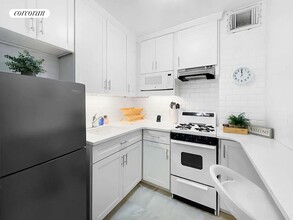 153 E 57th St in New York, NY - Building Photo - Building Photo