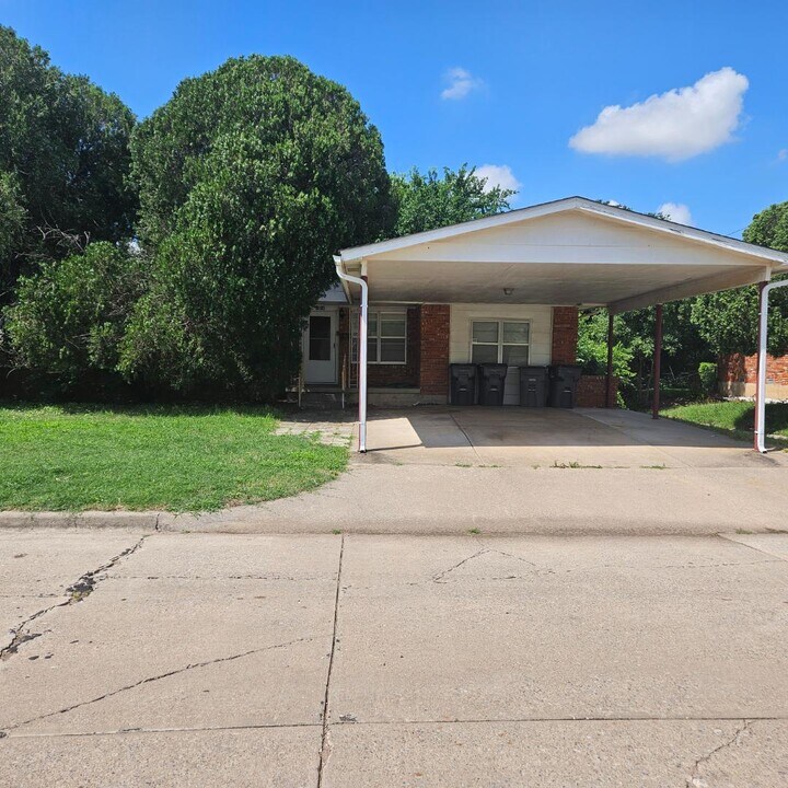 5828 NW Dearborn Ave in Lawton, OK - Building Photo