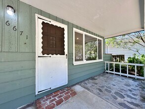 16671 SW Lake Forest Blvd in Lake Oswego, OR - Foto de edificio - Building Photo
