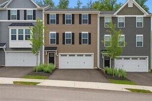 484 Greenwood Dr in Canonsburg, PA - Building Photo