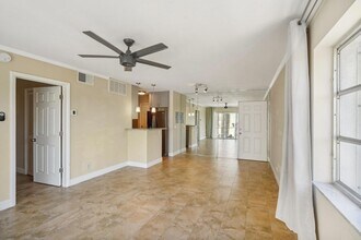 3040 NE 16th Ave, Unit 402 in Oakland Park, FL - Foto de edificio - Building Photo