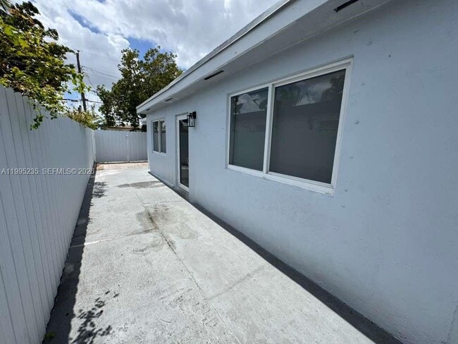230 E 56th St in Hialeah, FL - Foto de edificio - Building Photo