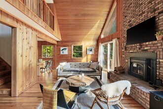 83 3 Mile Harbor Dr in East Hampton, NY - Building Photo - Building Photo