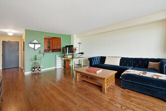 3100 N Lake Shore Dr, Unit 911 in Chicago, IL - Building Photo - Building Photo