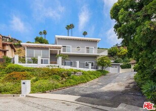 1175 Las Pulgas Pl in Los Angeles, CA - Building Photo - Building Photo