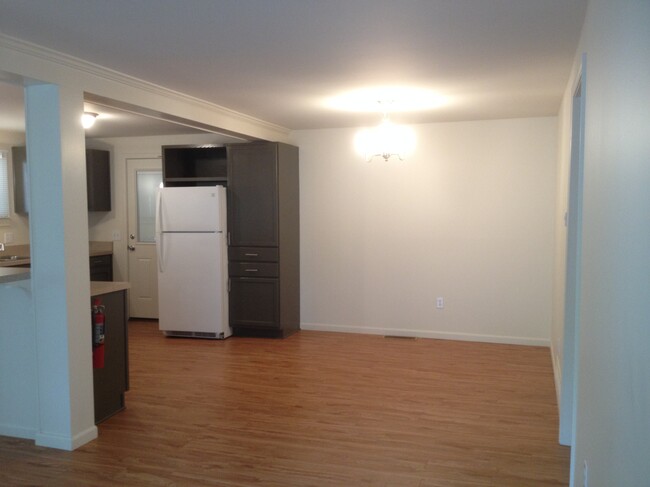 308 W Upright St, Unit 2 in Charlevoix, MI - Foto de edificio - Building Photo