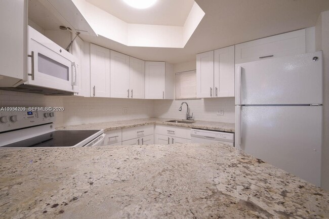 8215 Lake Dr in Doral, FL - Building Photo - Building Photo