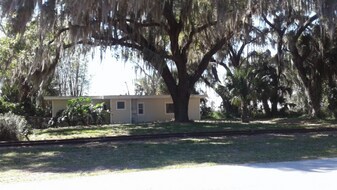 1120 Northshore Dr in Eustis, FL - Building Photo