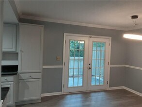 6900 Roswell Rd in Sandy Springs, GA - Foto de edificio - Building Photo