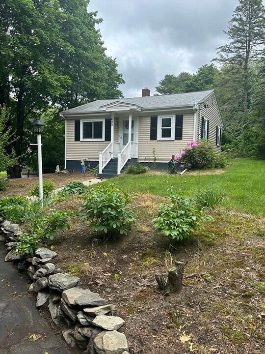 695 S St E in Raynham, MA - Building Photo