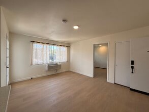 6079 La Prada in Los Angeles, CA - Foto de edificio - Building Photo