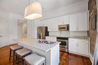 3400 Magazine St, Unit 14 in New Orleans, LA - Foto de edificio - Building Photo