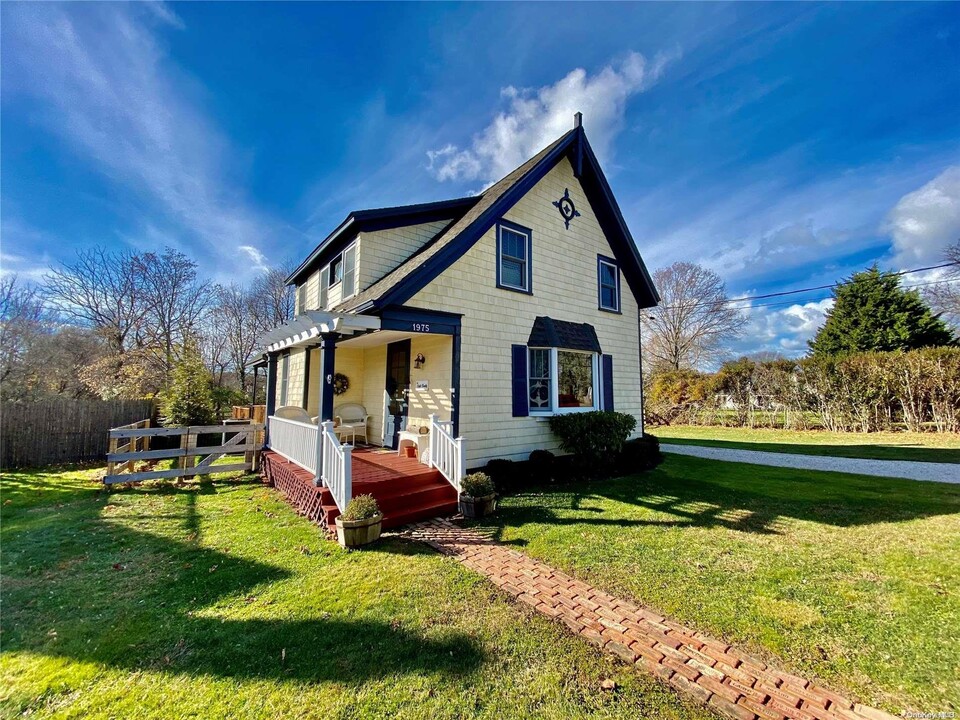 1975 Youngs Ave in Southold, NY - Building Photo