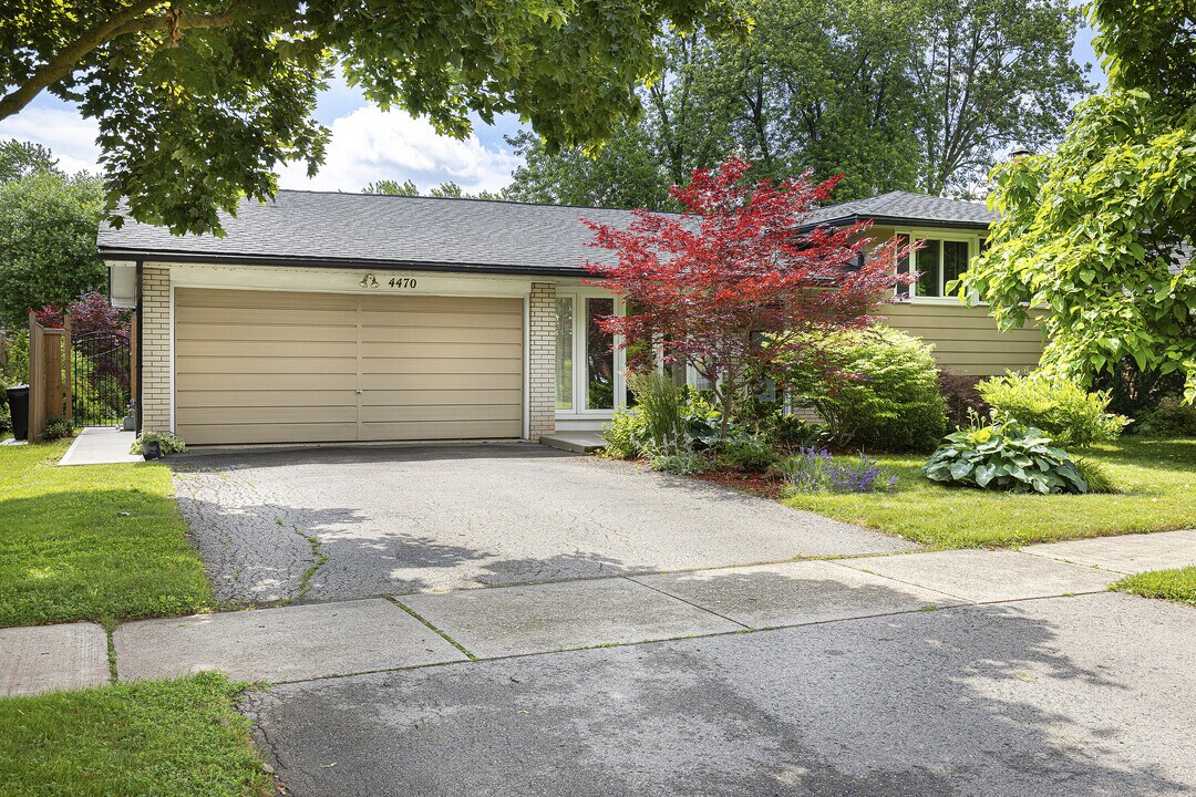 4470 Cosburn Crescent in Burlington, ON - Building Photo