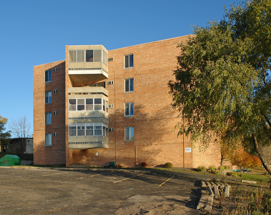 Lakeview Terrace in Oakdale, MN - Foto de edificio