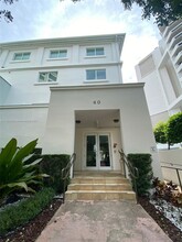 40 Calabria Ave, Unit 101 in Coral Gables, FL - Foto de edificio - Building Photo