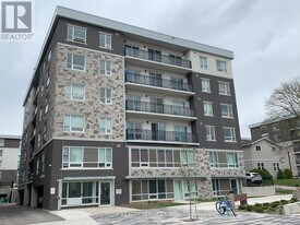 275 Larch St in Waterloo, ON - Building Photo