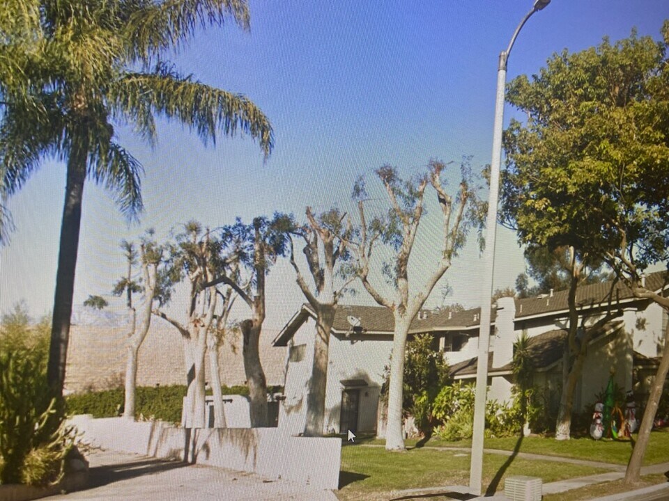1501 E Fairfield Ct, Unit 2 Bed 1.5 Bath 1 Garage in Ontario, CA - Building Photo