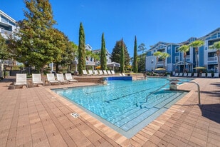 West 10 in Tallahassee, FL - Building Photo