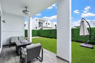 10330 NW 68th St in Doral, FL - Building Photo - Building Photo