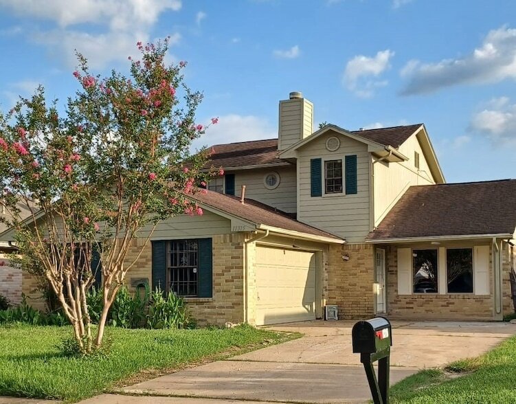 11315 Lands End Cir in Houston, TX - Building Photo