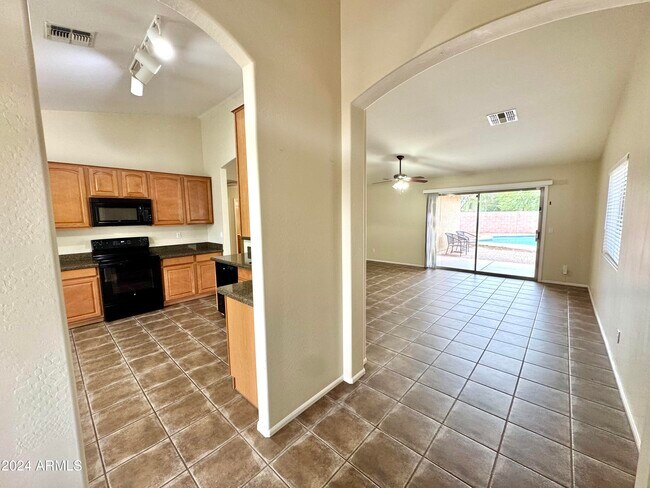 43385 W Chisholm Dr in Maricopa, AZ - Foto de edificio - Building Photo