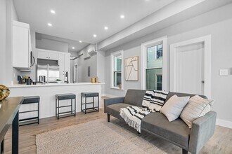 390 Meridian St, Unit 1 in Boston, MA - Building Photo - Building Photo
