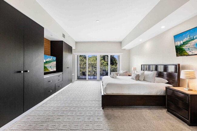 5300 NW 87th Ave in Doral, FL - Foto de edificio - Building Photo