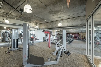 5927 Almeda Rd in Houston, TX - Foto de edificio - Building Photo