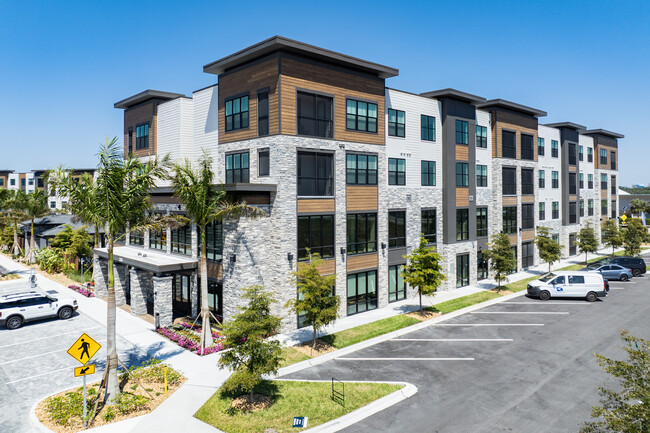 The Concord Luxury Apartments in Sarasota, FL - Building Photo - Building Photo