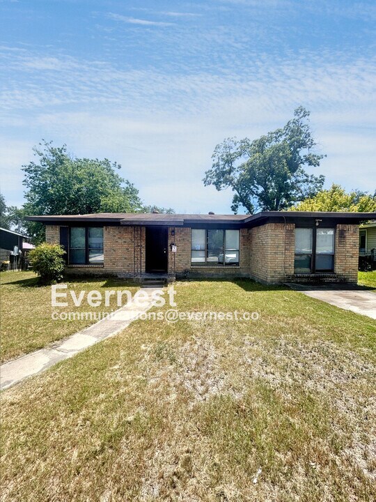 618 Pilgrim Dr in San Antonio, TX - Building Photo
