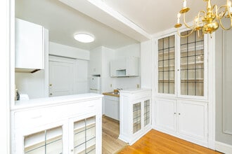 The Ambassador Apartments in Milwaukee, WI - Building Photo - Interior Photo