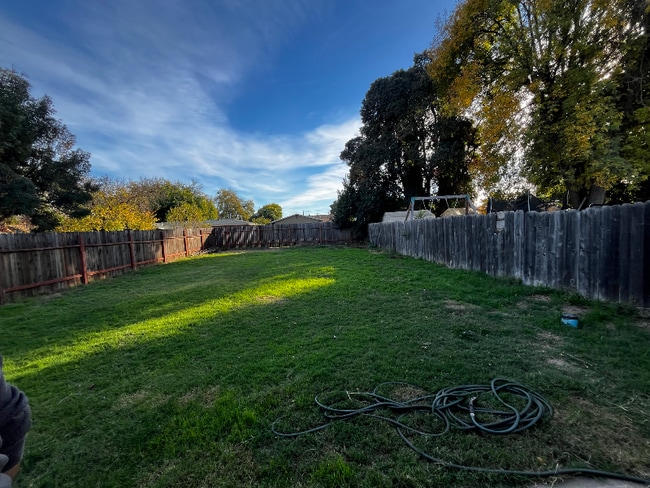 1380 Vernon Ave in Yuba City, CA - Foto de edificio - Building Photo
