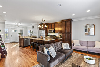 2640 N Avondale Ave, Unit 2G in Chicago, IL - Building Photo - Building Photo