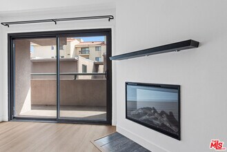 8300 Manitoba St in Los Angeles, CA - Building Photo - Building Photo