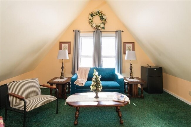 54 Malbone Rd in Newport, RI - Building Photo - Building Photo