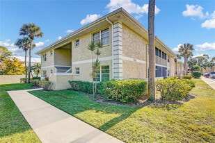 1560 SE Royal Green Cir in Port St. Lucie, FL - Building Photo