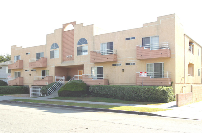 14128 Gilmore St in Van Nuys, CA - Building Photo - Building Photo