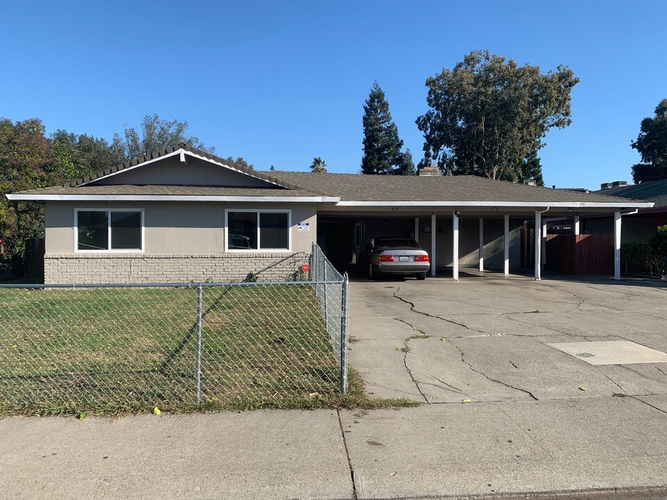 830 Astor Dr in Stockton, CA - Building Photo