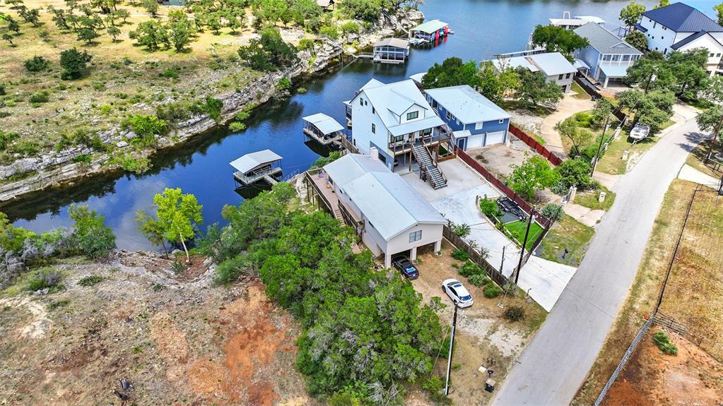22518 Felicia Dr in Briarcliff, TX - Foto de edificio