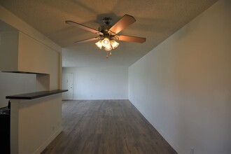 6464 Woodman Ave, Unit 117 in Los Angeles, CA - Building Photo - Building Photo