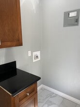 8676 Evergreen Ave, Unit Apt A in South Gate, CA - Foto de edificio - Building Photo