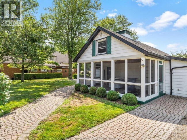 13050 Riverside Dr E in Tecumseh, ON - Building Photo - Building Photo