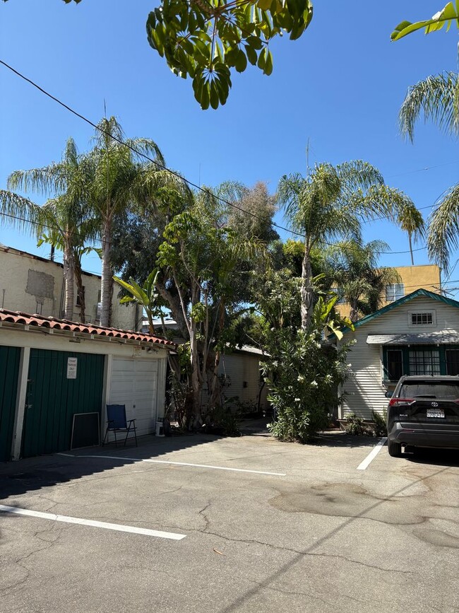6137 Romaine St in Los Angeles, CA - Building Photo - Building Photo