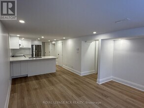 86 Roxborough Rd in Newmarket, ON - Building Photo - Building Photo